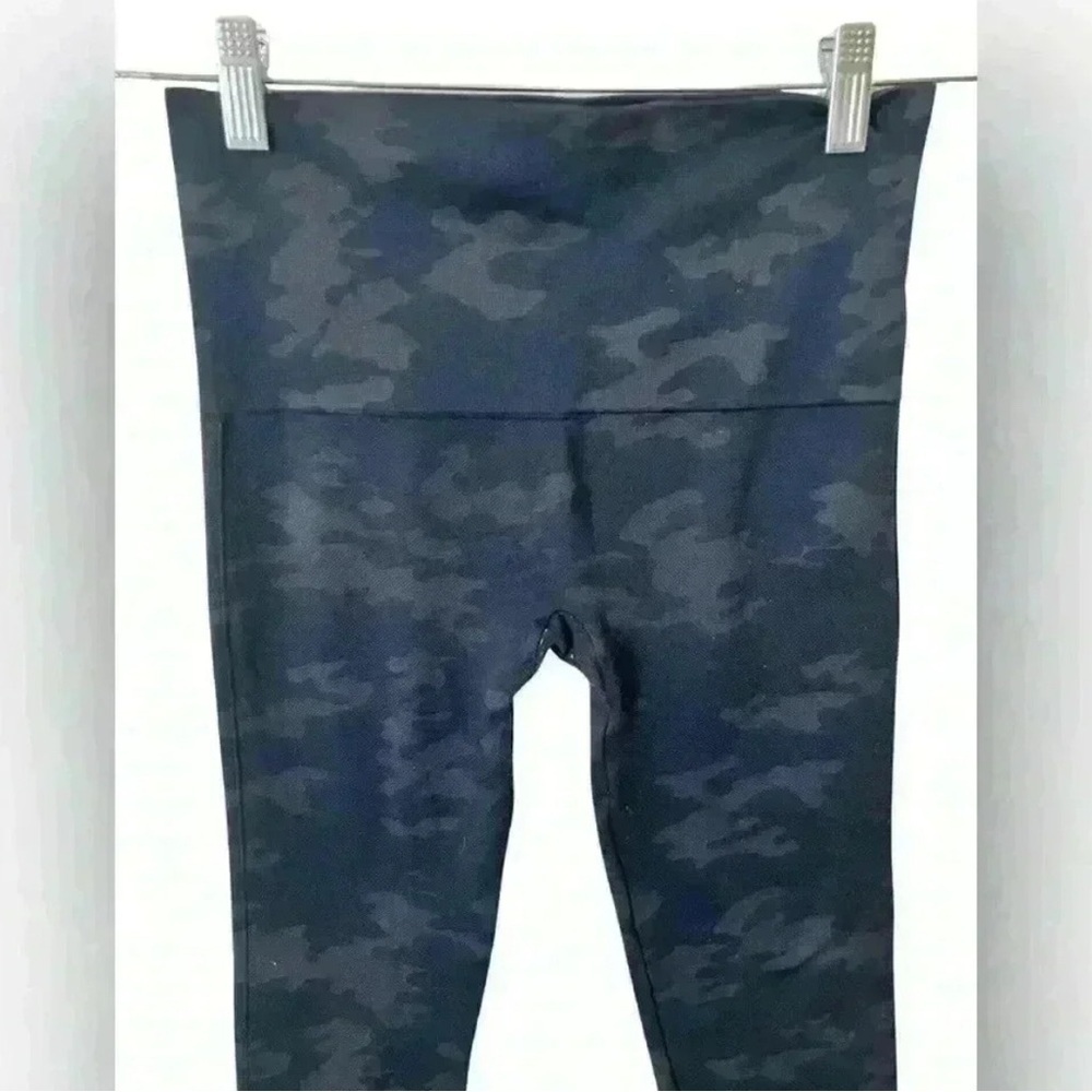 SPANX Look at Me Now Seamless Leggings Camo
High Waisted - Picture 9 of 9